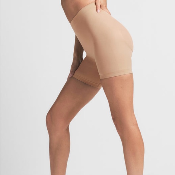 SKIMS Clay Sculpting Short Mid Thigh - Picture 3 of 7